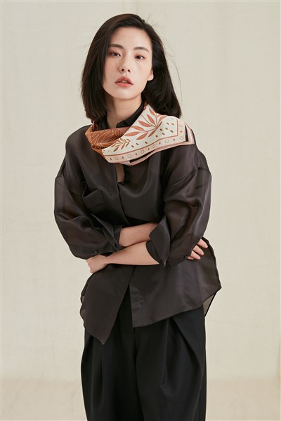 حسب ضرورت پرنٹ شدہ سکارف